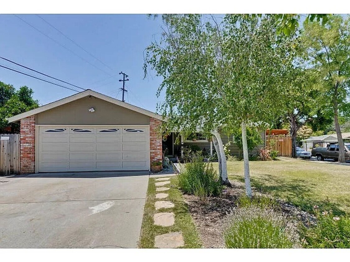 Primary Photo - Beautifully Updated 3 Bedroom 2 Bath Home ...