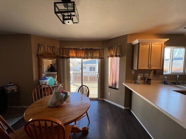 Foto del edificio - Beautiful 4 Bedroom Home In Wolf Creek Available in March!