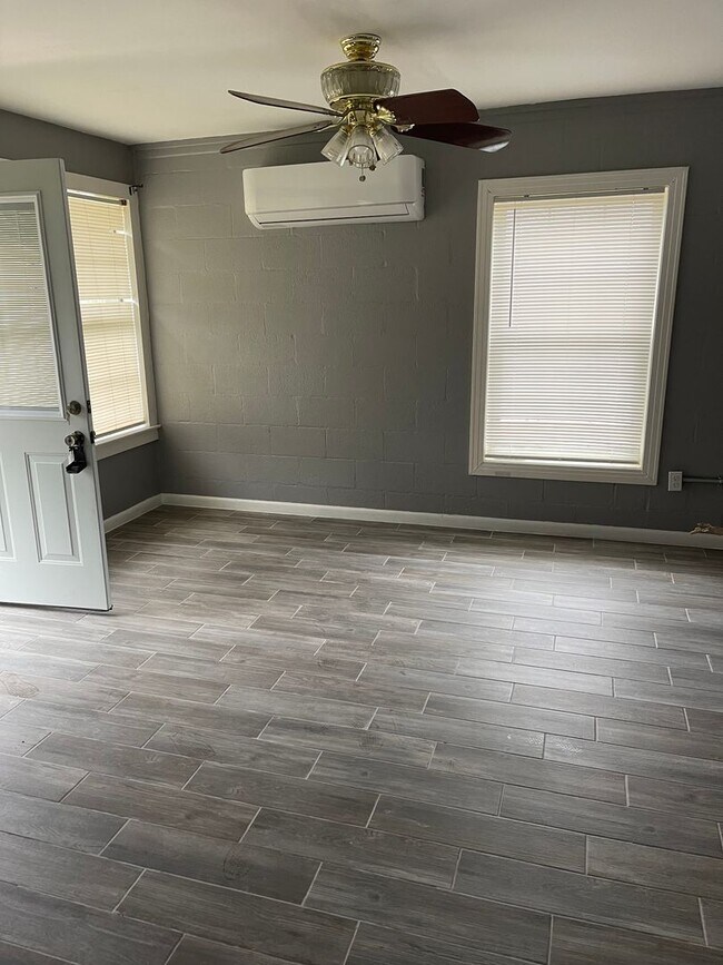 Building Photo - Cute 2/1 House in West Lampasas