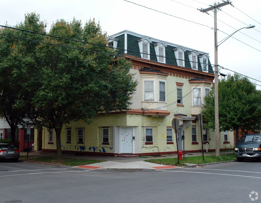 Primary Photo - 215-217 Ash St