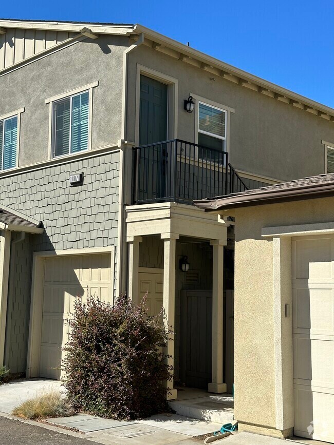 Building Photo - 1807 Perennial Terrace