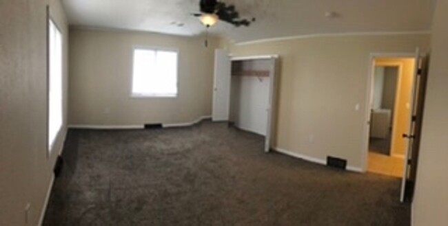 Building Photo - Nice large remodeled 3 bed 2 bath
