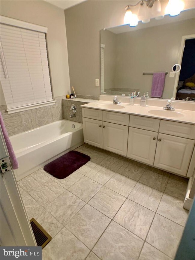 Foto del edificio - 122 Longpoint Way