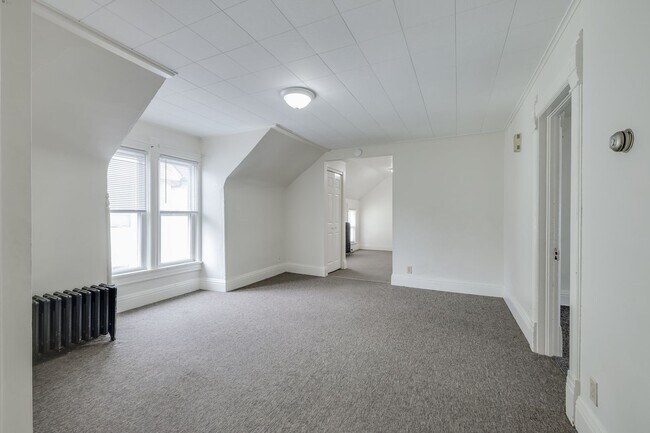 Building Photo - 30 Olcott St
