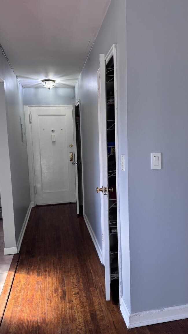 Foto del edificio - 330 S Broadway