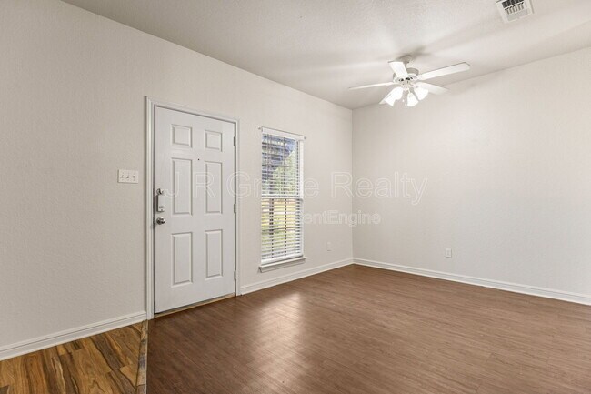 Foto del edificio - 2100 Breezy Dr