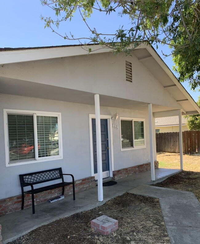 Building Photo - 3 Bedroom 2 Bath Home