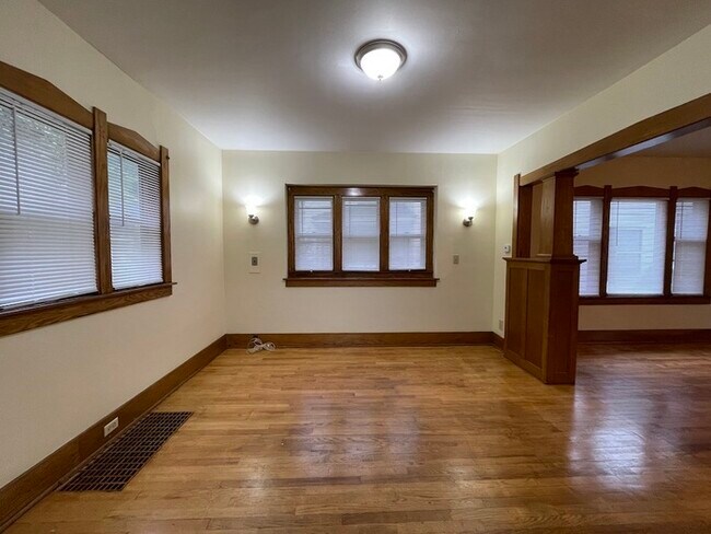 Building Photo - NW Side 3 Bedroom Home off Walker Ave