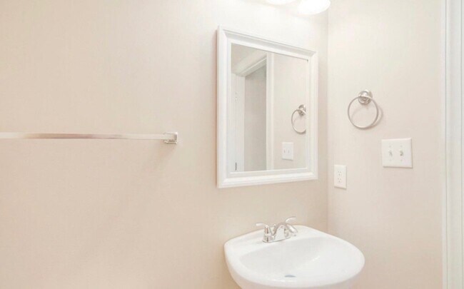 Foto del edificio - 2817 N Greenfield Rd