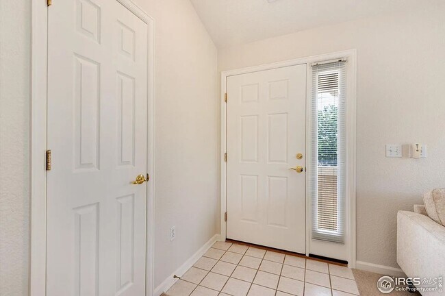 Foto del edificio - Great Corner Condo with Spacious Private Balcony