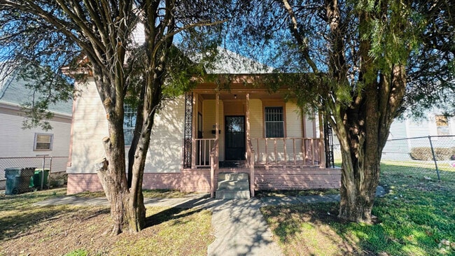 Building Photo - 1118 W 16th St