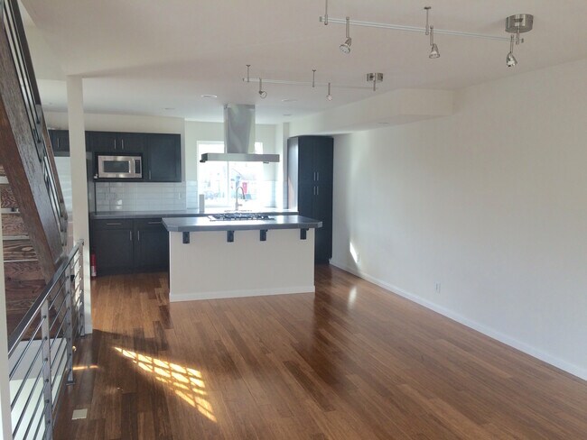 Foto del edificio - 3-Bedroom Townhome Near Roosevelt Lightrai...