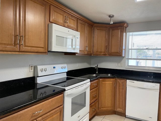 Building Photo - Charming 2/2 Villa in South Gate Available...