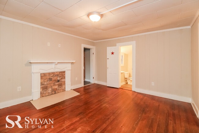 Building Photo - 3BR 2BA Farmhouse on 1.3 acres