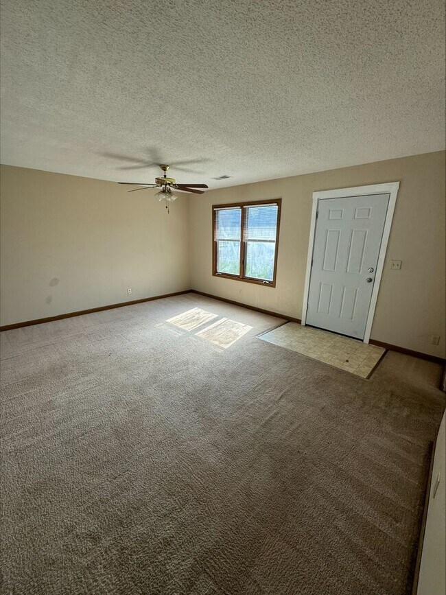 Building Photo - 2 bedroom Available!!