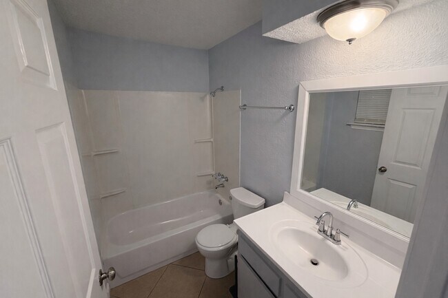 Building Photo - 800 N San Jacinto St