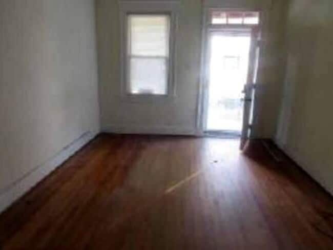 Building Photo - 3 bed 2 bath house. Laundry, all electric,...