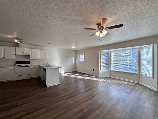 Building Photo - Spacious Condo in Downtown Gresham - Near MAX!