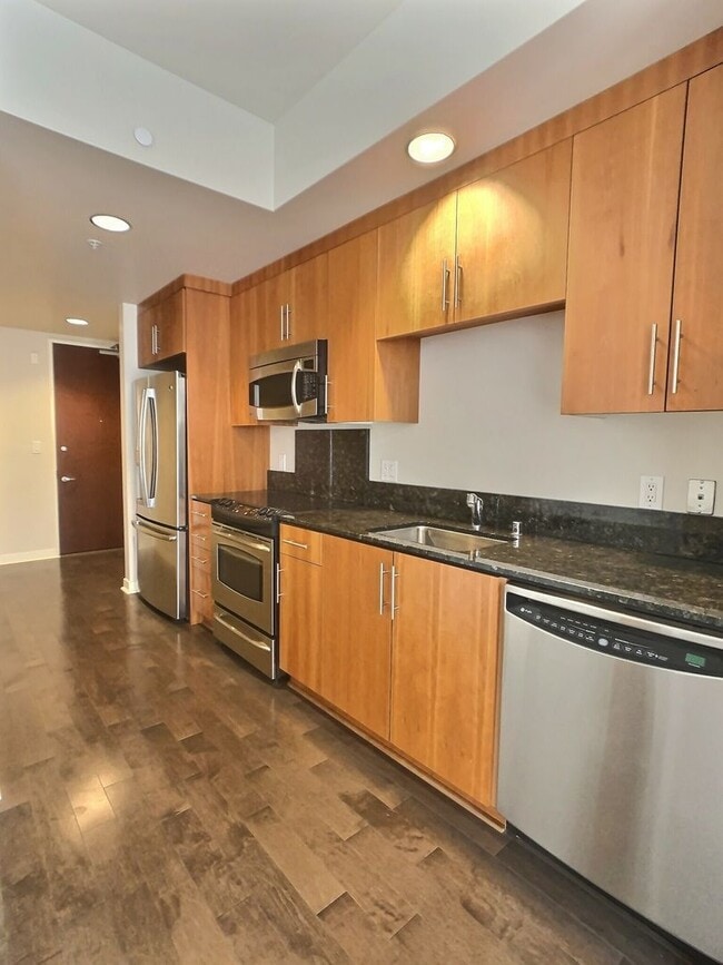 Building Photo - Luxury 17th Floor Studio at Axis in Downto...