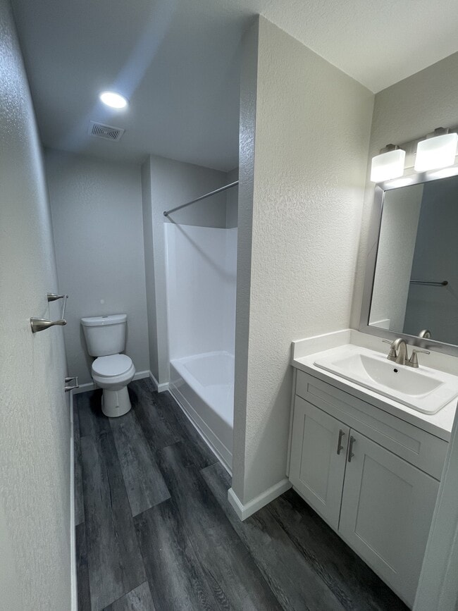 Building Photo - The Oaks Apartments