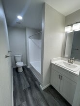 Building Photo - The Oaks Apartments