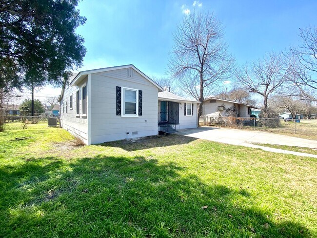 Foto del edificio - 3 Bedroom 3 bathroom Remodeled home ready to be loved