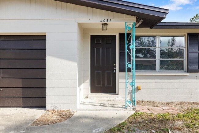 Foto del edificio - 6051 Carlton Ave