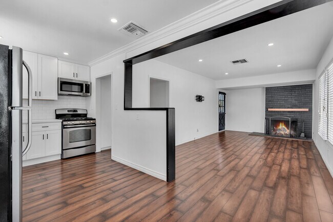 Foto del edificio - 5125 Canoga Ave