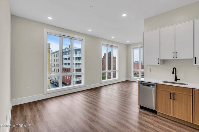 Building Photo - 527 Bangs Ave