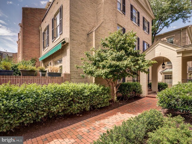 Foto del edificio - 4354 Westover Pl NW