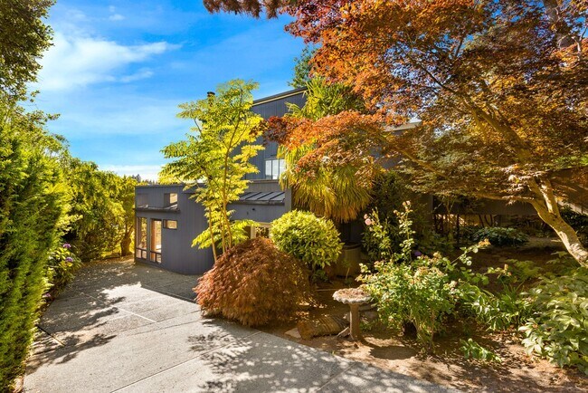 Building Photo - 3 Bedroom Contemporary with Spectacular Vi...