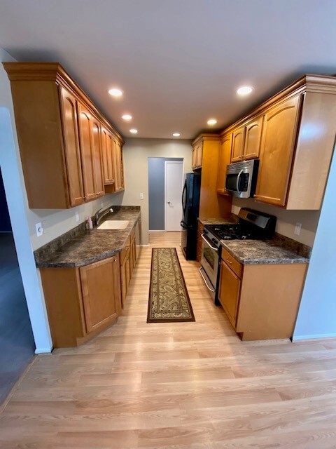 Kitchen - 290 Parkside Dr