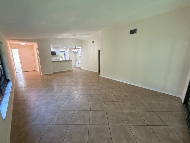 Foto del edificio - 100 Golfview Dr