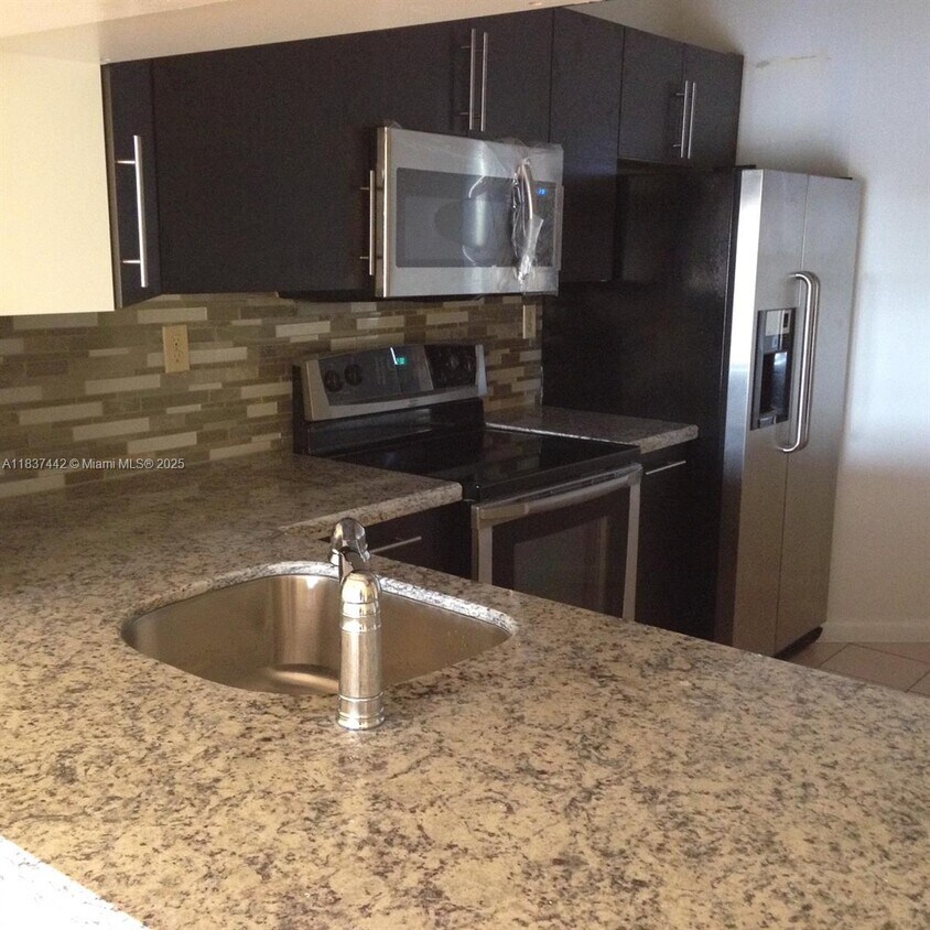 Foto principal - 3000 NW 42nd Ave