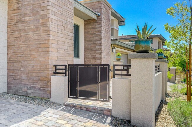 Foto del edificio - Experience Luxury Summerlin living in this 4 Bedroom, 2 Story Property with Sparkling Pool!