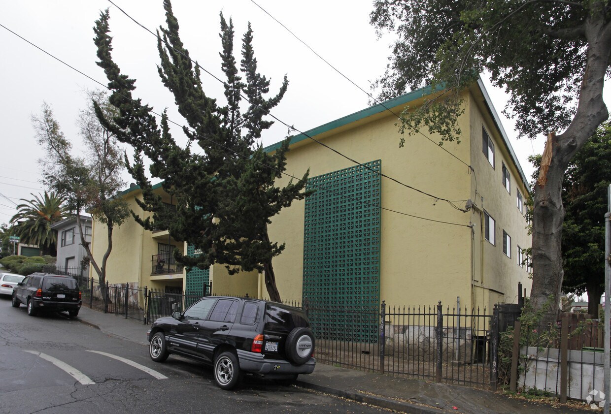 Building Photo - 3035 Lynde St