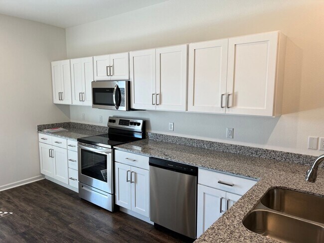 Foto del edificio - 3 Bedroom Townhome Available NOW!