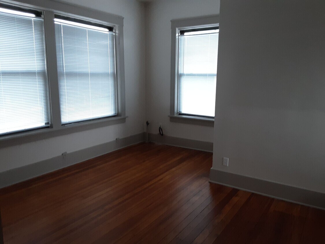 Foto del edificio - 847 1/2 Massachusetts