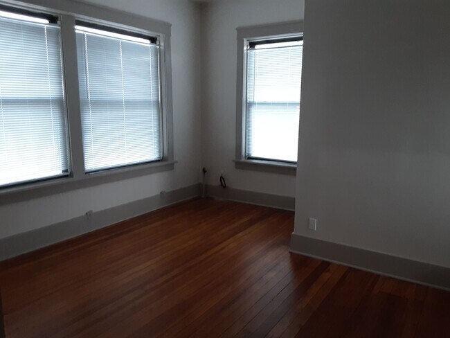 Foto del edificio - 847 1/2 Massachusetts