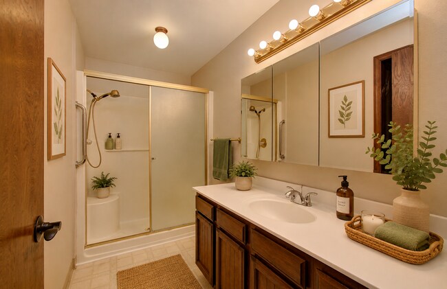 Foto del edificio - Spacious 3-Bedroom Home with Private Backyard Oasis