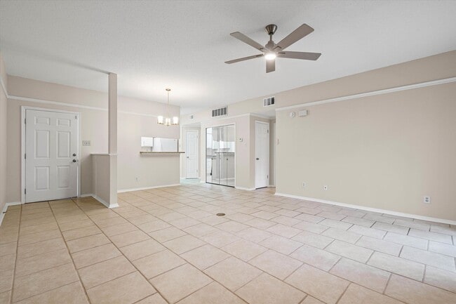 Building Photo - Convenient Grelot Rd Condo