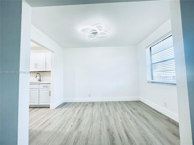 Building Photo - 500 NE 2nd St