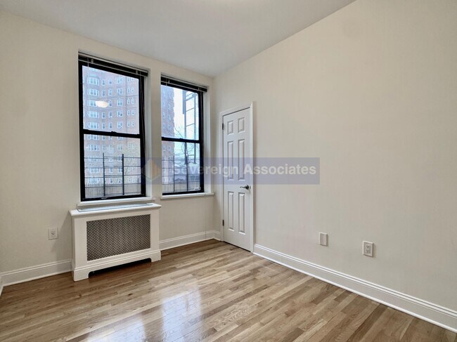 Foto del edificio - 180 Pinehurst Avenue
