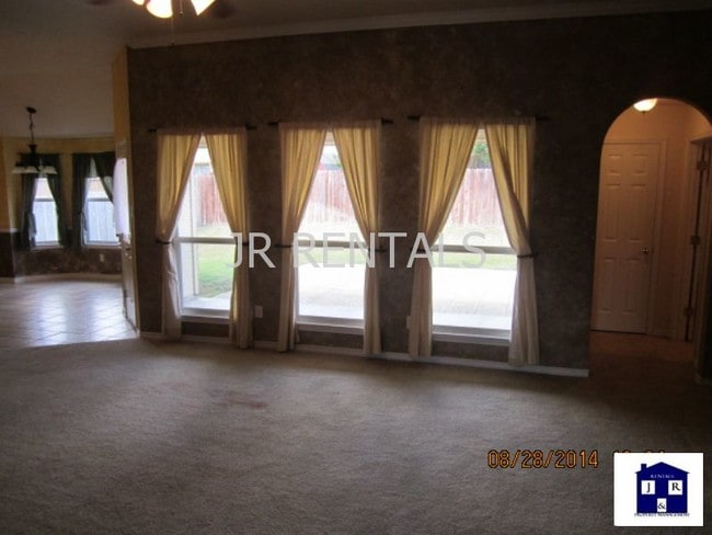 Building Photo - Lots of sunlight to brighten your day