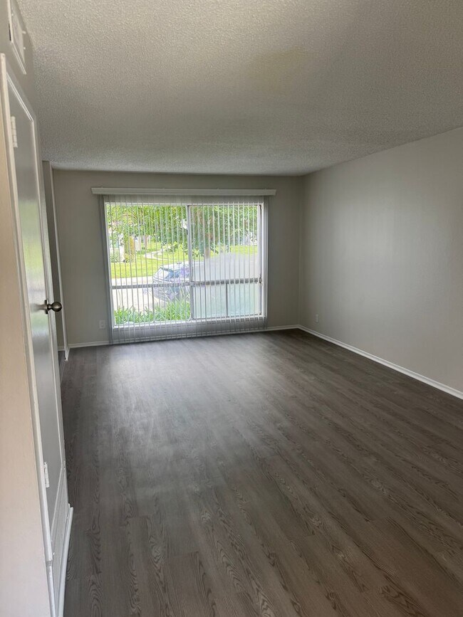 Foto del edificio - COMING SOON! 3 Bed + 1.5 Bath Townhouse