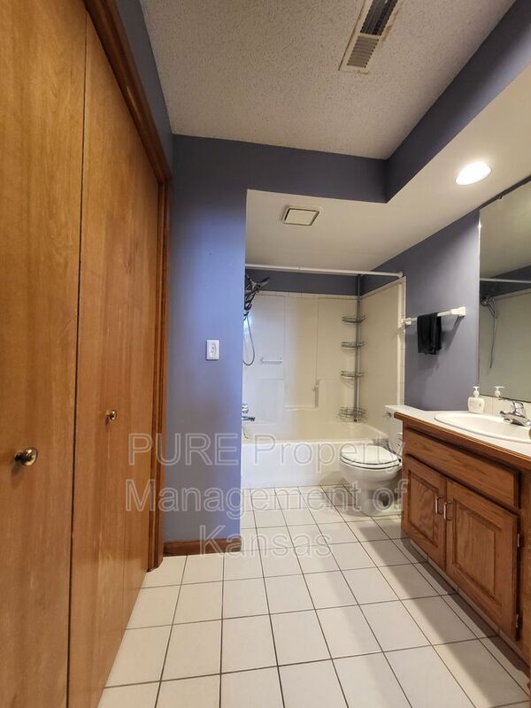 Building Photo - 3004 University Dr