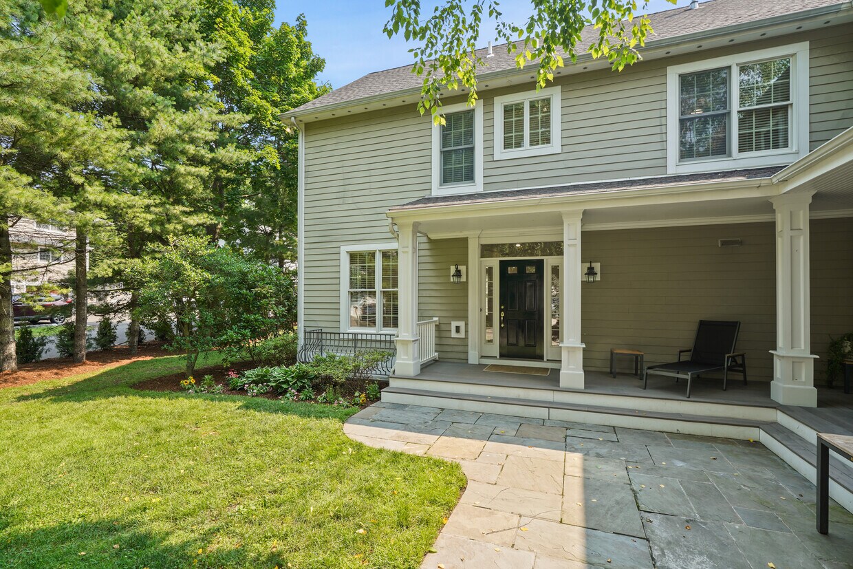 Photo - 25 Decatur St (Greenwich, CT)