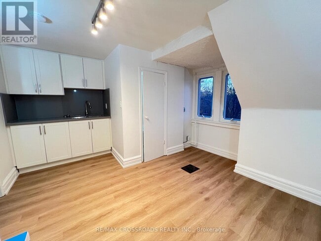 Building Photo - 82 Curzon St