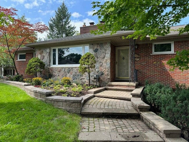 Building Photo - 1700 Hamilton Dr