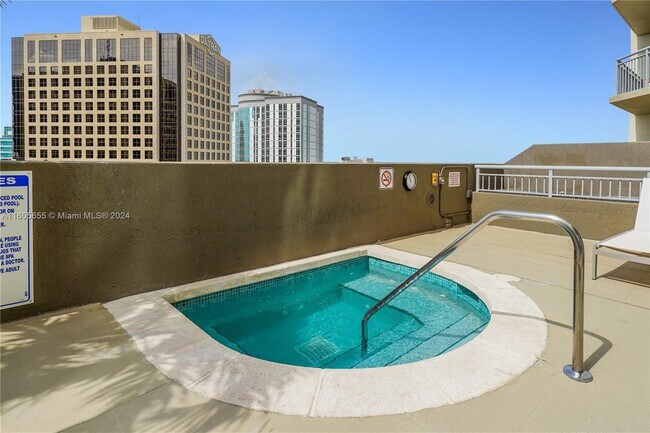 Foto del edificio - 9055 SW 73rd Ct